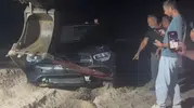 Cebeci sahilinde otomobil çadırların arasından geçip denize uçtu