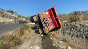 Antalya'da orman yangınına giden su ikmal aracı devrildi