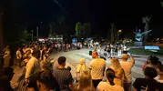 Kemer sokaklarında genç müzisyenlerden canlı performans