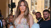 Jennifer Lopez Paris Moda Haftası'nda bakışları üzerine topladı