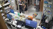 Mersin'de eczaneye giren kadın eczacıyı darbedip ilaçları çaldı