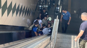 Metro peronunda korku dolu anlar: Görme engelli genç raylara düştü
