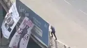 Adana'da köprüye pankart asan kişi polis tarafından gözaltına alındı