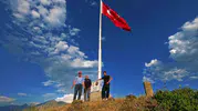 Erzurum'da şehit öğretmenin hatırası için zirveye bayrak dikti