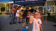 Kocaeli halkı yaz akşamlarını parklarda müzik ve sinemayla değerlendiriyor