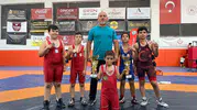 Manisalı minik güreşçiler Denizli minderi tozunu attı