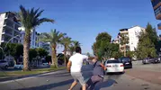 Antalya’da taksici ve yayanın kavgası araç kamerasında
