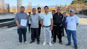 Bolu'da inşaat işçileri maaşlarını alamayınca vince tırmandı