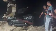 Kandıra’da otomobil çadırların arasından geçip denize düştü