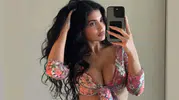 Kylie Jenner kendi tasarladığı bikinilerle objektif karşısına geçti