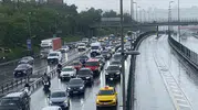 İstanbul sabah yağmuruyla yine kilitlendi