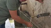 Yayladaki çeşmeyi kendi imkanlarıyla pırıl pırıl yaptı
