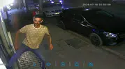 Eskişehir'de kaldırımda yürürken dükkan camını tekmeleyen saldırganı esnaf durdurdu