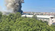 Arnavutköy’de sünger fabrikasındaki yangın yan binaya sıçradı