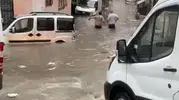 Kağıthane'de ani sağanak hayatı felç etti