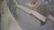 Rize’de yurt inşaatı yüzünden yol çöktü binalar boşaltıldı
