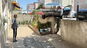 Çorlu'da kendi kendine harekete geçen otomobil duvarda asılı kaldı
