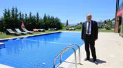 Çameli çocuklara yüzme öğretiyor
