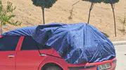Elazığ’da kavurucu güneş otomobilleri branda altına soktu