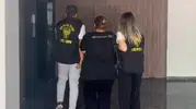 Mersin'de polis aranan suçluları tatil yaparken enselerinde yakaladı
