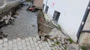 Küçükçekmece'de inşaat kazısı apartman sakinlerini sokağa döktü