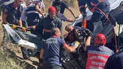 Sakarya yolunda şeftali yüklü kamyon otomobilin üzerine devrildi