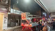 Kedi kurtarmaya giden ekipler AVM yangınını söndürdü