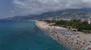 Alanya sahillerinde kavurucu sıcaklar deniz keyfini zirveye taşıdı