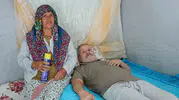 Aydınlı kadın felçli eşini sineklerden korumak için nöbet tutuyor