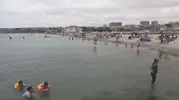 Silivri sahillerinde rüzgar ve dalgaya rağmen deniz keyfi