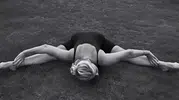 Saba Tümer bahçesinde gece yogası yaparken görüntülendi