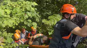 Rize’de iş makinesi uçuruma yuvarlandı Operatör son anda kurtuldu