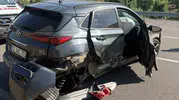 Bingöl’de direksiyon hakimiyetini kaybeden sürücü bariyerlere çarptı