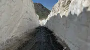Temmuz ortasında kar mesaisi Yüksekova yolları tünellere dönüştü