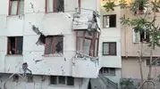 Küçükçekmece'de yıkım sırasında kaza Yan binaya çarptı