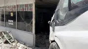 Osmaniye'de kontrolden çıkan minibüs kıraathaneye girdi