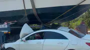 İzmir otoyolunda otomobil çekicideki teknenin altına girdi