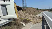 Sultangazi’de devrilen hafriyat kamyonu trafiği kilitledi