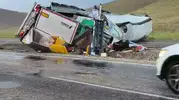 Gürün yolunda tır kazası Sürücü ağır yaralandı