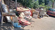 Bilecik'te sokak ortasına bırakılan eski eşyalar muhtarı isyan ettirdi