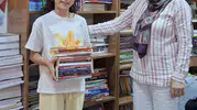 Aydınlı 12 yaşındaki Nilay kitaplarını mahalle kütüphanesine hediye etti