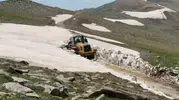 Bitlis dağlarında yaz ortası kar temizliği