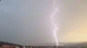 Çanakkale'de mezarlığa düşen yıldırım ağaçları küle çevirdi