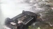 Uzungöl’de turistlerin bulunduğu araç şelaleye düştü