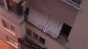 Denizli’de nefes kesen kurtarma Balkon filesinde asılı kalan çocuk