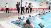 Ağrı’da binlerce çocuk ücretsiz yüzme eğitimiyle havuzlara giriyor