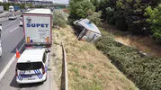 TEM Otoyolu'nda devrilen TIR trafiği kilitledi
