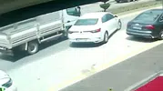 Bolu'da parktan çıkan otomobile kamyonet çarptı