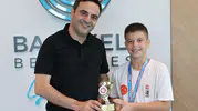 Başiskele’nin minik şampiyonu madalyasını belediyeye getirdi