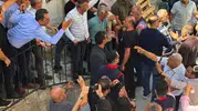 CHP’de kriz: Seçilmiş yönetim kapıları kilitledi, atanan heyet içeri giremedi